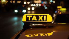 VIDEO Un taximetrist, care se afla sub influența băuturilor alcoolice, a făcut trei accidente în 10 minute. O femeie de 89 de ani a fost rănită